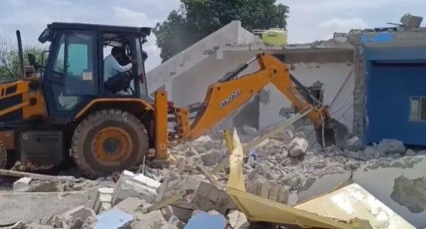 धर्मांतरण के खिलाफ बड़ी कार्रवाई, अवैध प्रार्थना घर पर चला बुलडोज़र