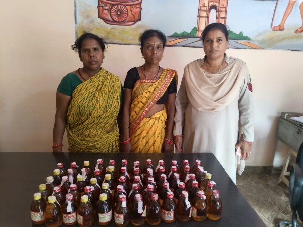 अवैध रूप से देशी शराब बेचती हुई 2 महिलाएं गिरफ्तार
