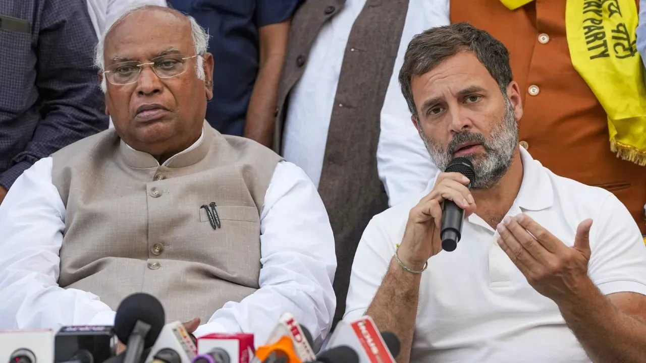 मनरेगा का नाम बदलना, नोटबंदी जैसा विनाशकारी फैसला- राहुल गांधी