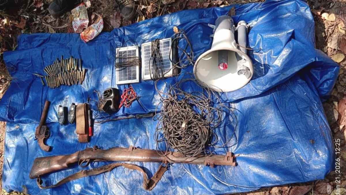 गरियाबंद में नक्सलियों को बड़ा झटका: संयुक्त ऑपरेशन में हथियार-गोला बारूद का बड़ा डंप बरामद, लूटी राइफल भी मिली